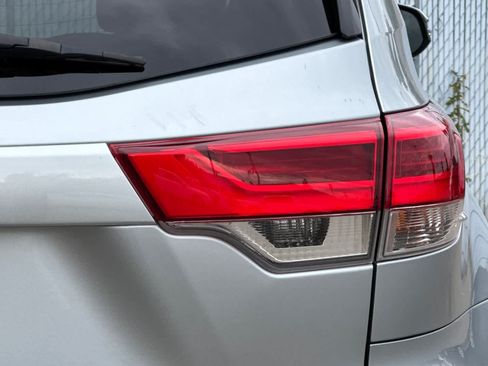 Used 2019 Toyota Highlander XLE AWD/4WD image 21