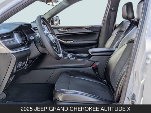 Used 2025 Jeep Grand Cherokee Altitude AWD/4WD image 14