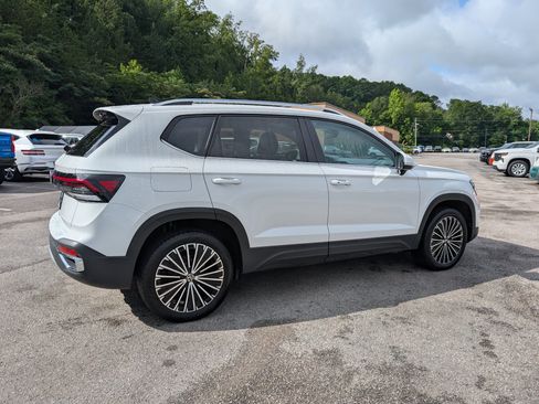 Used 2025 Volkswagen Taos SE w/ Panoramic Sunroof Package FWD image 9