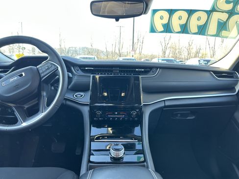 Used 2023 Jeep Grand Cherokee Laredo X image 17