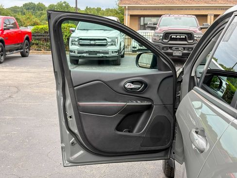 Used 2022 Jeep Cherokee Trailhawk AWD/4WD image 17