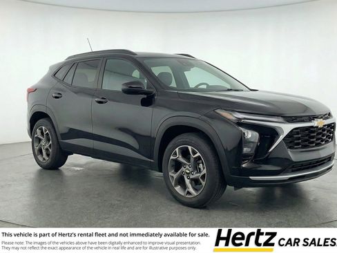 Used 2025 Chevrolet Trax LT image 1