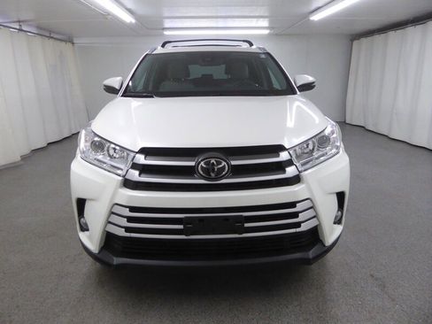 Used 2019 Toyota Highlander XLE AWD/4WD image 2
