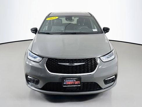 Used 2025 Chrysler Pacifica Select FWD image 2