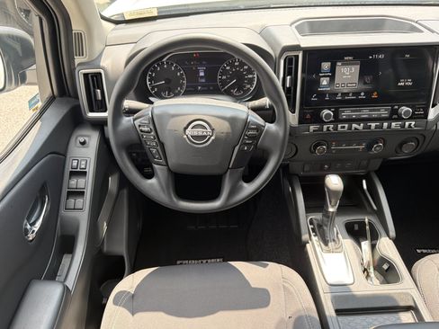 Used 2025 Nissan Frontier SV RWD image 29