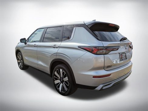New 2025 Mitsubishi Outlander SE image 6