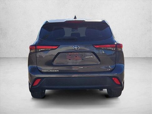 Certified 2022 Toyota Highlander LE image 6