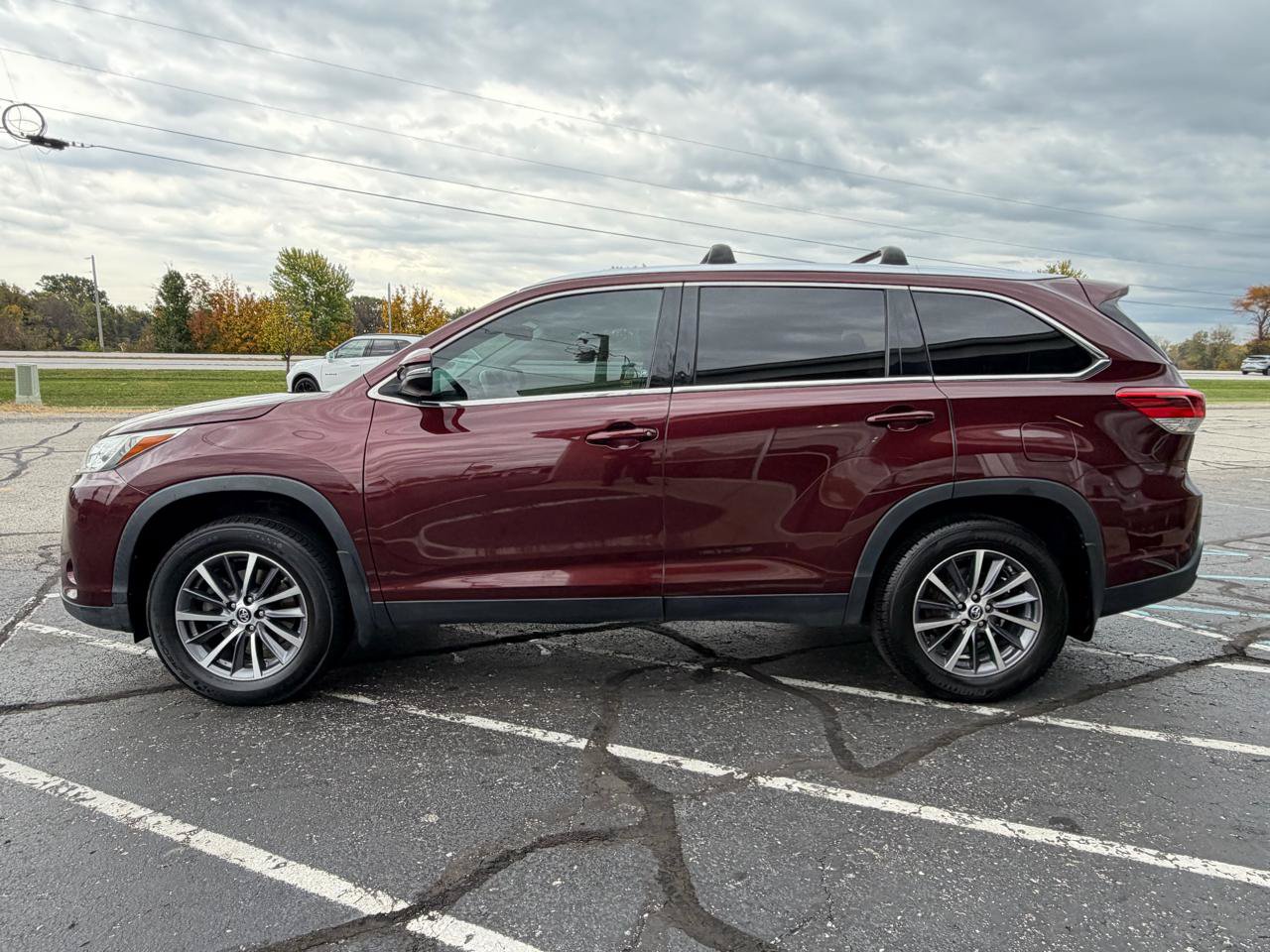 Used 2019 Toyota Highlander XLE FWD image 2