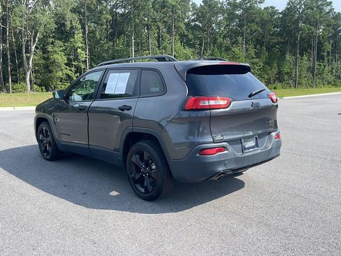 Used 2017 Jeep Cherokee Sport FWD image 5