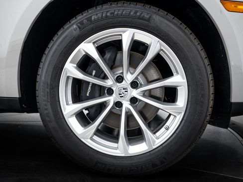 Certified 2026 Porsche Macan image 11