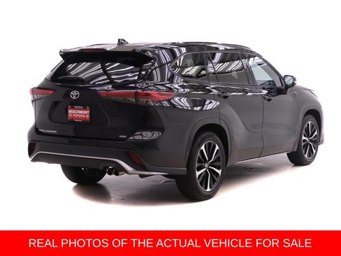 Used 2022 Toyota Highlander XSE FWD image 2