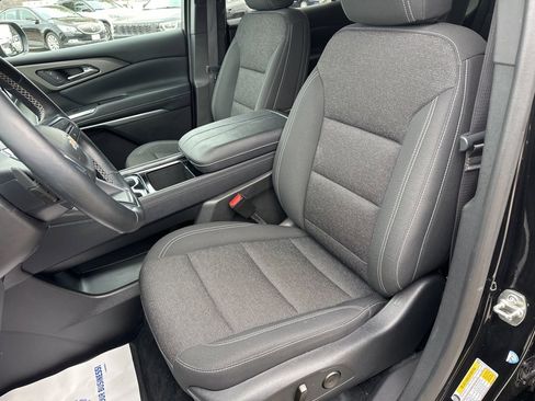 Used 2025 Chevrolet Traverse LT image 62