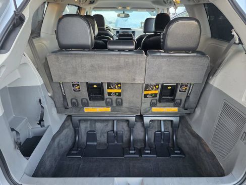 Used 2014 Toyota Sienna SE FWD image 27