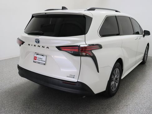 Used 2021 Toyota Sienna XLE FWD image 7