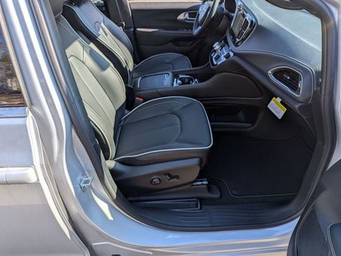 New 2026 Chrysler Pacifica Limited image 27