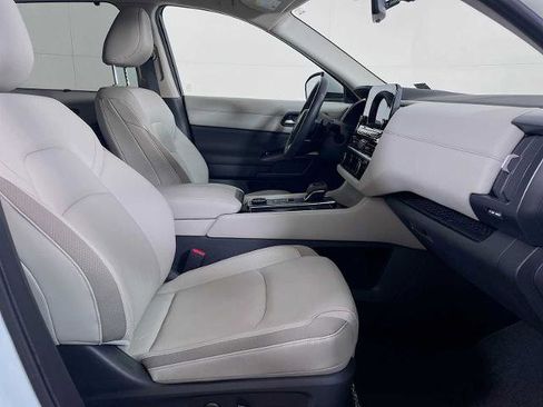 Certified 2025 Nissan Pathfinder SL image 27