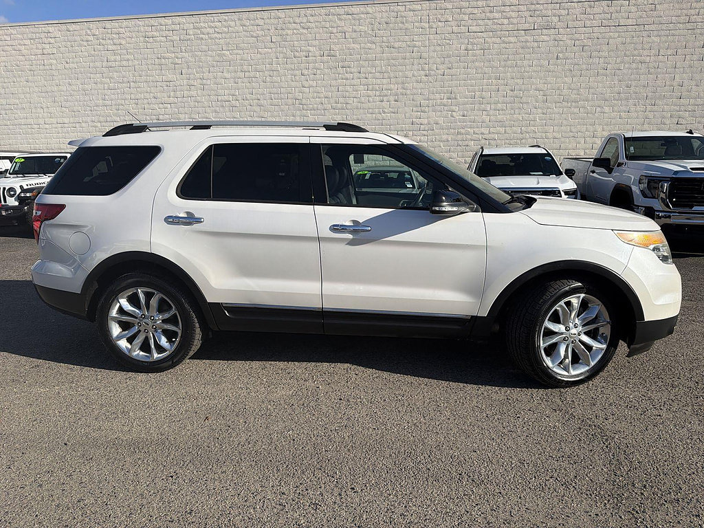 Used 2015 Ford Explorer XLT w/ Equipment Group 202A FWD image 4