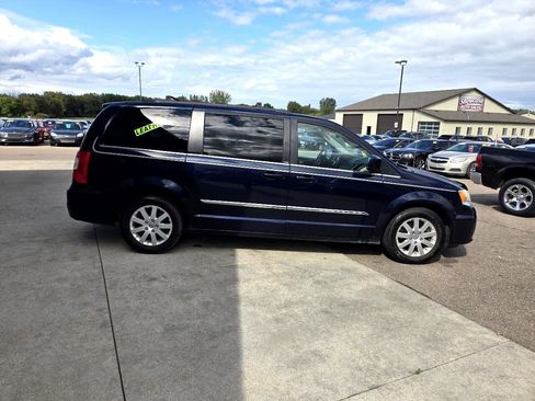 Used 2013 Chrysler Town & Country Touring image 4