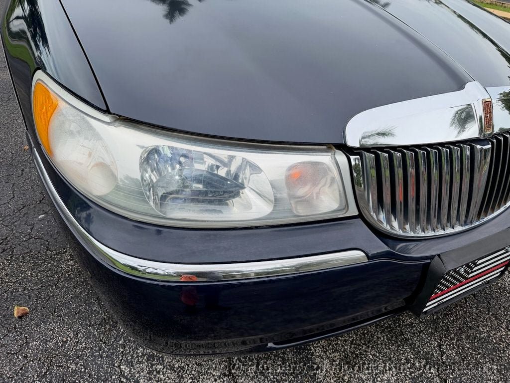 Used 1999 Lincoln Town Car Signature RWD image 19