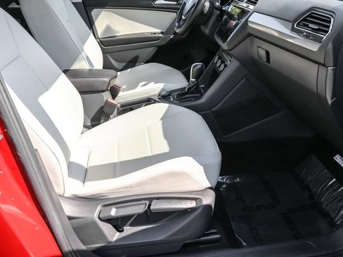 Used 2018 Volkswagen Tiguan SEL AWD/4WD image 36