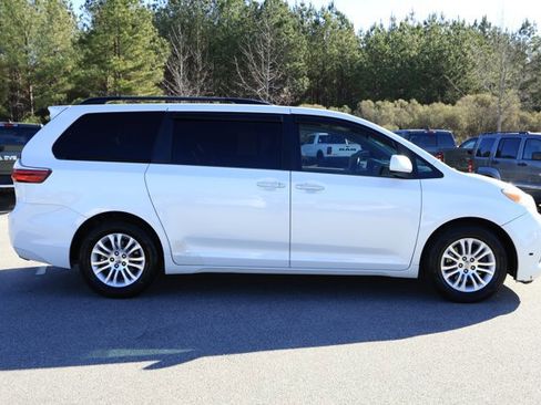 Used 2017 Toyota Sienna XLE image 4