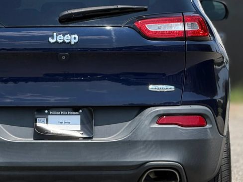 Used 2016 Jeep Cherokee Latitude AWD/4WD image 14