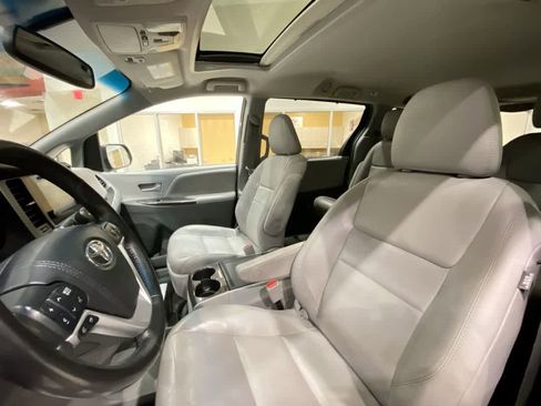 Used 2017 Toyota Sienna XLE image 13