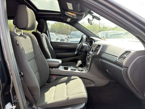Used 2020 Jeep Grand Cherokee Laredo AWD/4WD image 17