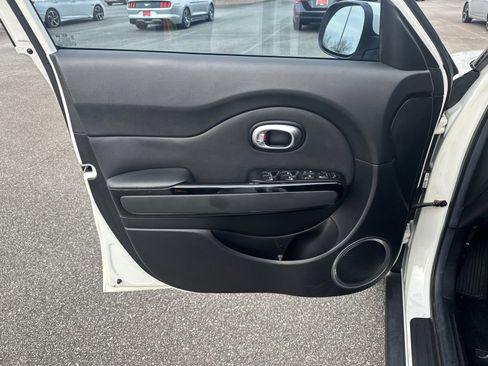 Used 2017 Kia Soul + image 10