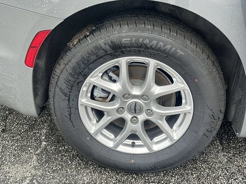 Used 2025 Chrysler Pacifica Select FWD image 17