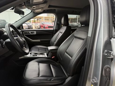 Used 2022 Ford Explorer XLT w/ Equipment Group 202A RWD image 26