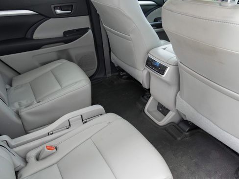 Used 2017 Toyota Highlander XLE AWD/4WD image 28