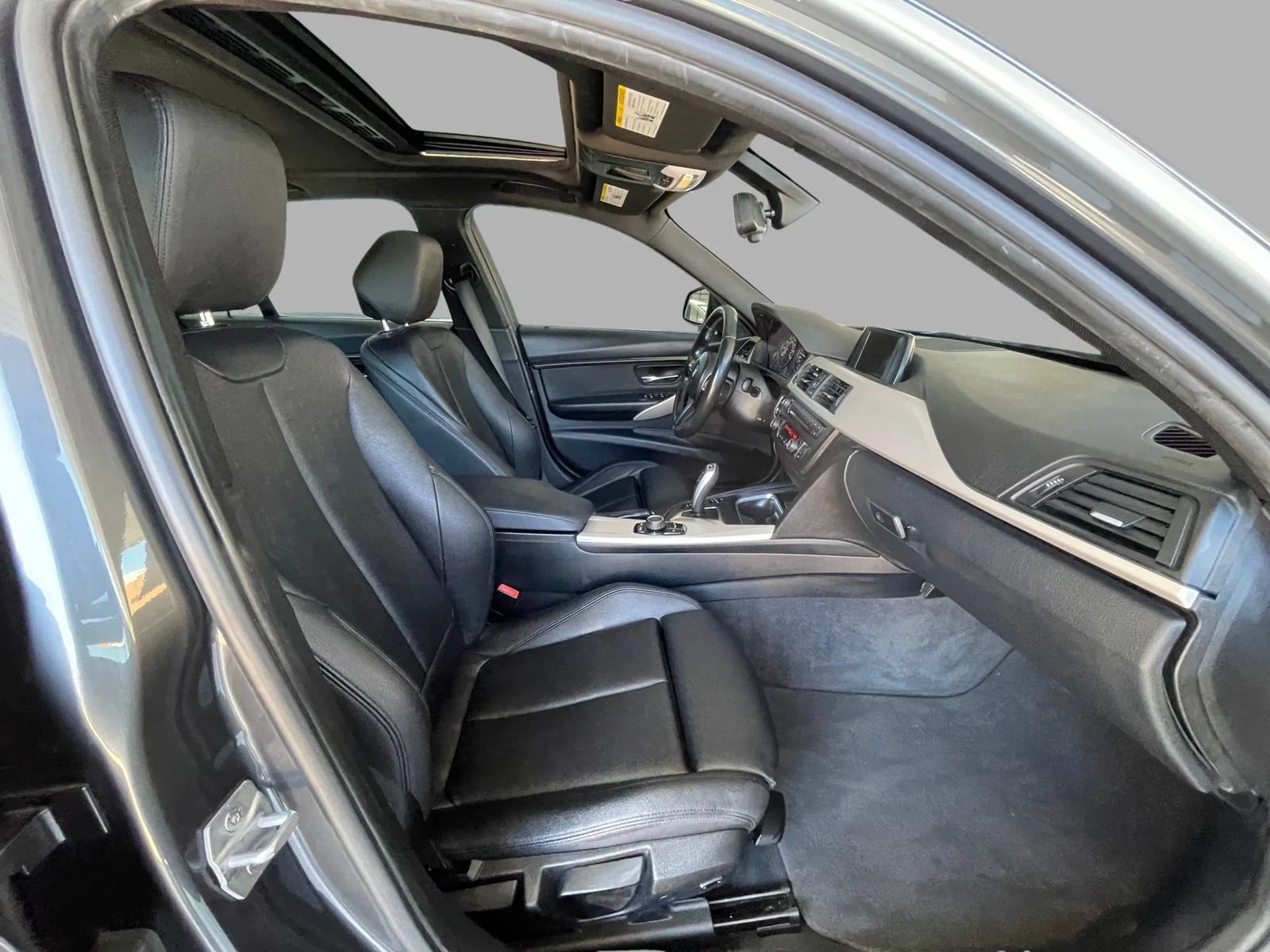 Used 2015 BMW 320i Sedan RWD image 4