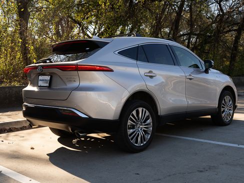 Used 2021 Toyota Venza Limited image 9