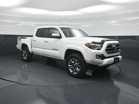 Certified 2017 Toyota Tacoma Limited w/ Tow Package AWD/4WD image 1