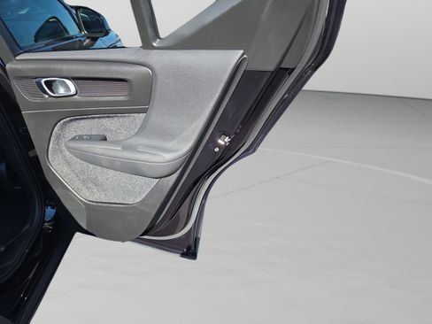 Used 2025 Volvo XC40 B5 Plus image 35