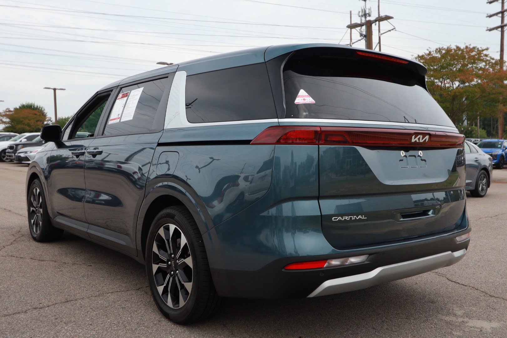 Used 2024 Kia Carnival EX FWD image 3