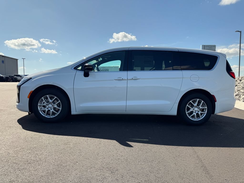 New 2027 Chrysler Pacifica Select FWD image 8