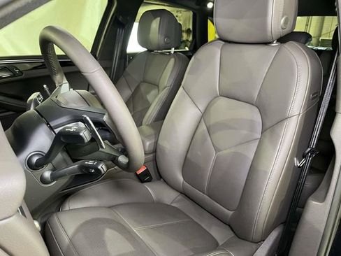 Certified 2025 Porsche Macan AWD/4WD image 16