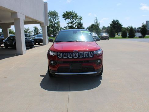 Used 2025 Jeep Compass Limited AWD/4WD image 3