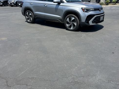Used 2025 Volkswagen Taos SE AWD/4WD image 5