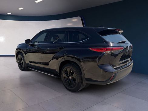 Used 2021 Toyota Highlander LE image 3