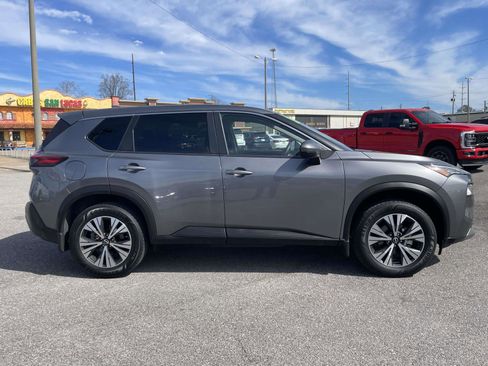 Used 2023 Nissan Rogue SV image 2