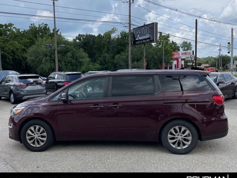 Used 2019 Kia Sedona LX FWD image 2