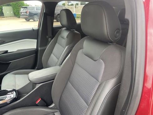 Used 2025 Chevrolet Trax LT FWD image 11