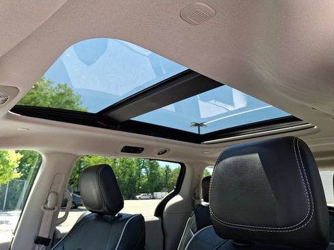 Used 2023 Chrysler Pacifica Limited FWD image 18