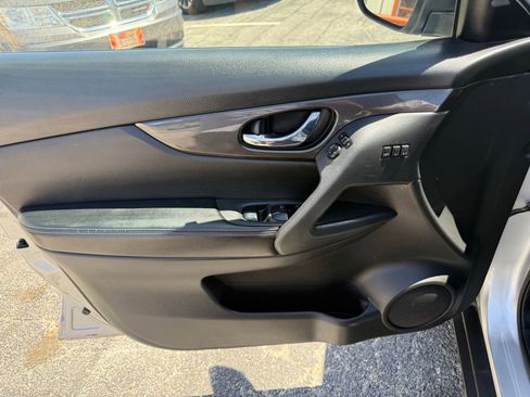 Used 2020 Nissan Rogue SV w/ Premium Package FWD image 9