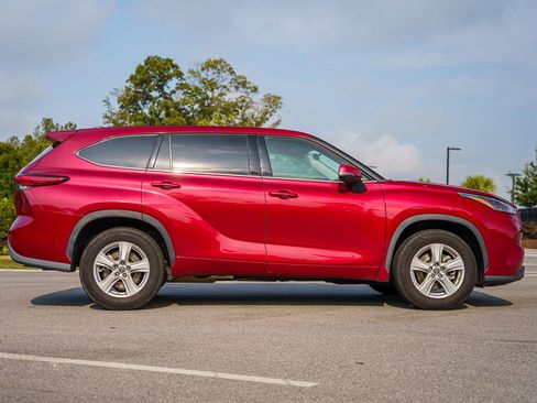 Used 2022 Toyota Highlander LE FWD image 10