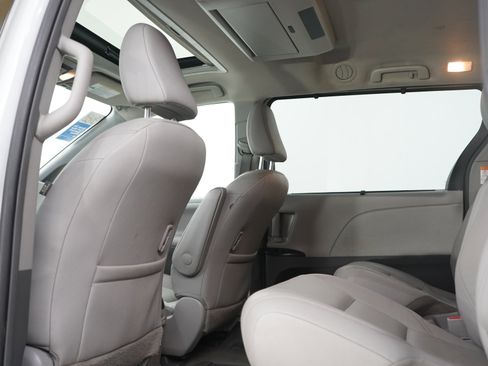 Used 2019 Toyota Sienna XLE Premium AWD/4WD image 21
