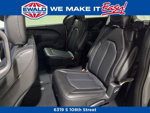 New 2026 Chrysler Pacifica Select image 9